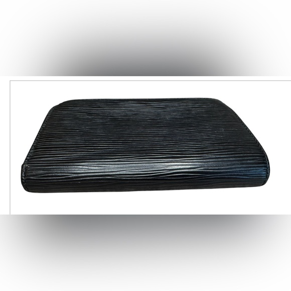 Louis Vuitton Black Epi Leather Kiss-Lock Compact Wallet - Picture 5 of 15